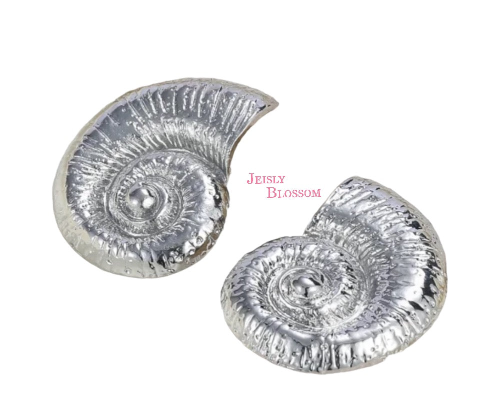 Wow Shell Stud Earrings