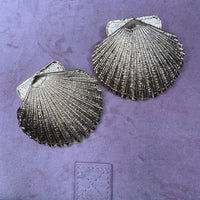 G Shell Stud Earrings